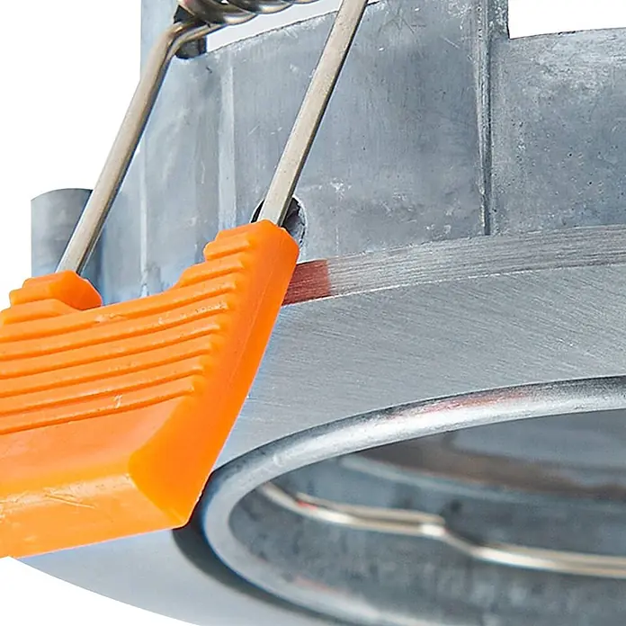 Prios Einbauleuchte Fibur - Ø x H: 8,2 x 2,8 cm, alu / grau / zink - Orange Federklammern an einem silbernen metallischen Einbauleuchtengehäuse.