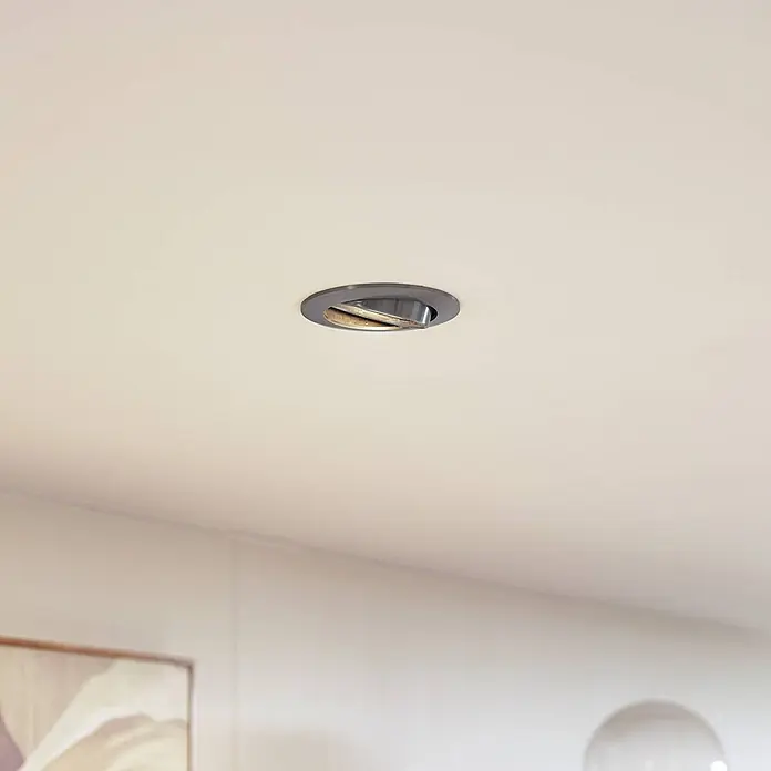 Prios Einbauleuchte Fibur - Ø x H: 8,2 x 2,8 cm, alu / grau / zink - Dunkelgrauer, schwenkbarer Einbaustrahler mit Metallic-Finish, in eine helle Decke eingelassen.