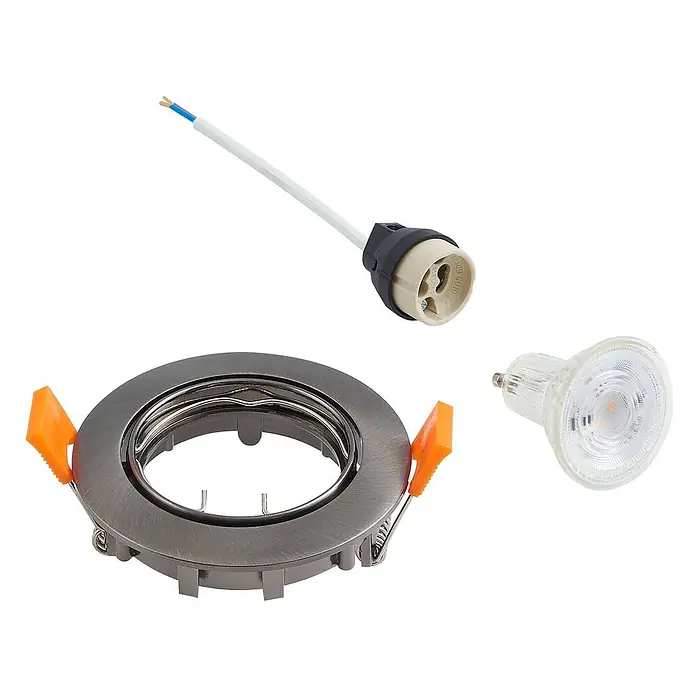 Prios Einbauleuchte Fibur - Ø x H: 8,2 x 2,8 cm, alu / grau / zink - Komponenten für einen Einbaustrahler: eine gebürstete Metallfassung mit orangen Klemmen, eine GU10-Fassung und eine LED-Lampe.