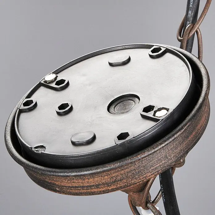 Lindby Außenwand- & Deckenleuchte Eddie - braun / rost, IP44 - Nahaufnahme einer dunklen, patinierten Deckenrosette aus Metall mit schwarzem Kunststoffeinsatz, für eine Hängeleuchte mit Kette und Kabel.