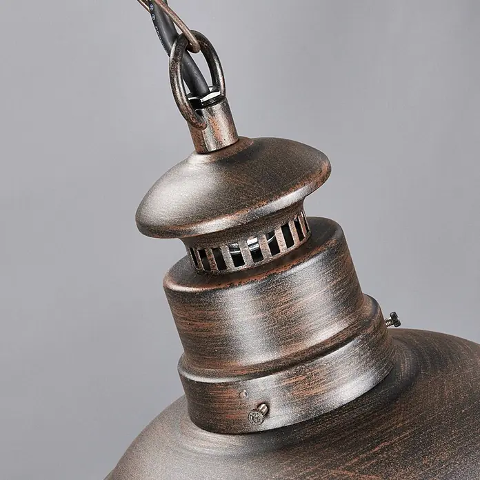 Lindby Außenwand- & Deckenleuchte Eddie - braun / rost, IP44 - Nahaufnahme einer rustikalen Pendelleuchte in Altkupferoptik mit Kette, Kabel und Lüftungsdetails.