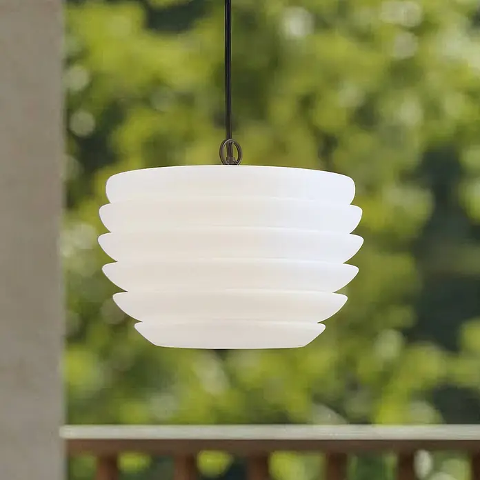 Lindby Außenwand- & Deckenleuchte Arona - weiß / opal, IP65 - Weiße, gestufte Pendelleuchte, draußen hängend.
