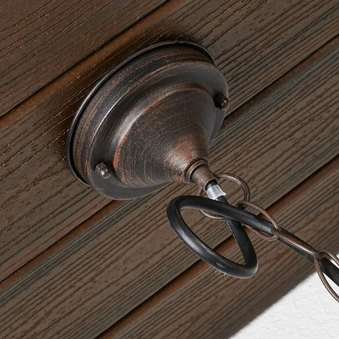 Lindby Außenwand- & Deckenleuchte Eddie - braun / rost, IP44 - Rustikaler Deckenbaldachin aus Bronze an einer dunklen Holzdecke, mit Kabel und Kette.