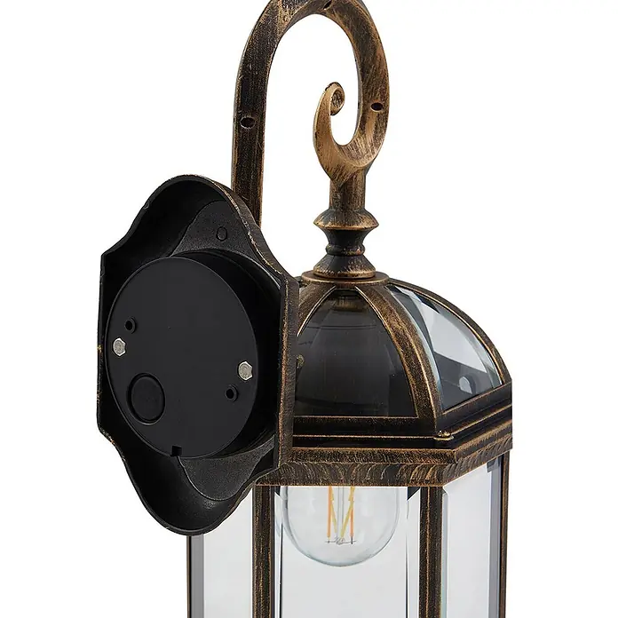 Lindby Außenwandleuchte Adelisa - bronze / altmessing, bronze / altmessing, IP44 - Antike bronzefarbene Wandlaterne für außen mit klaren Glasscheiben und sichtbarer LED-Birne, mit dekorativem Scroll-Arm und hinterer Montageplatte.