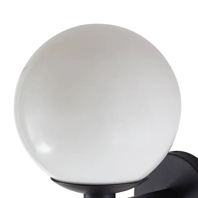 Lindby Außenwandleuchte Dangan - weiß / opal, IP44 - Weiße, opale Kugelleuchte auf einer schwarzen Halterung.