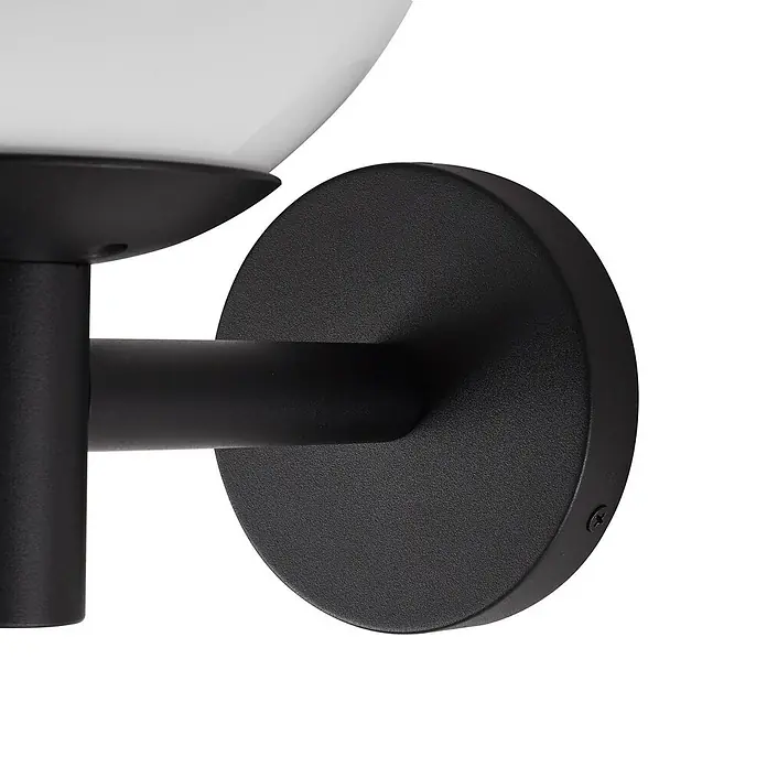 Lindby Außenwandleuchte Dangan - weiß / opal, IP44 - Schwarze Wandleuchte aus texturiertem Metall mit weißem Kugelglas.