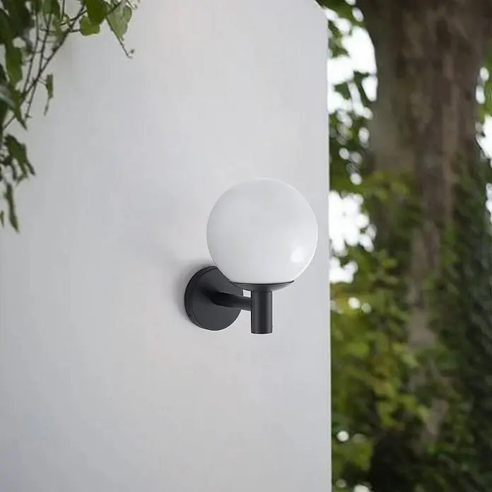 Lindby Außenwandleuchte Dangan - weiß / opal, IP44 - Schwarze Außenwandleuchte mit weißem Kugelglasdiffusor.