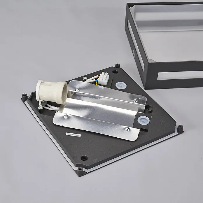 Lucande Außenwand- & Deckenleuchte Nerea - schwarz, schwarz, IP54 - Innenansicht einer dunkelgrauen Außenleuchtenbasis mit E27-Fassung, Klemmenblock und zwei Metallreflektoren.