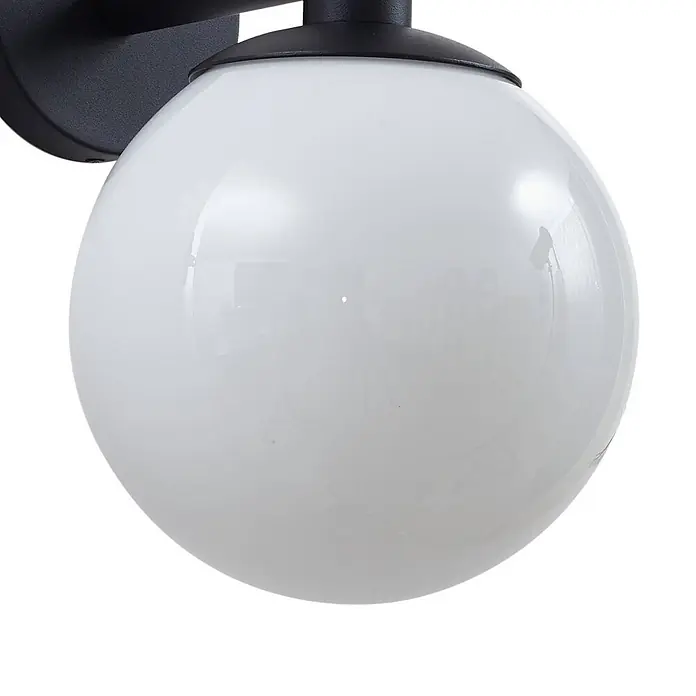 Lindby Außenwandleuchte Dangan - weiß / opal, IP44 - Weißer kugelförmiger Glaslampenschirm an einer schwarzen Wandhalterung.