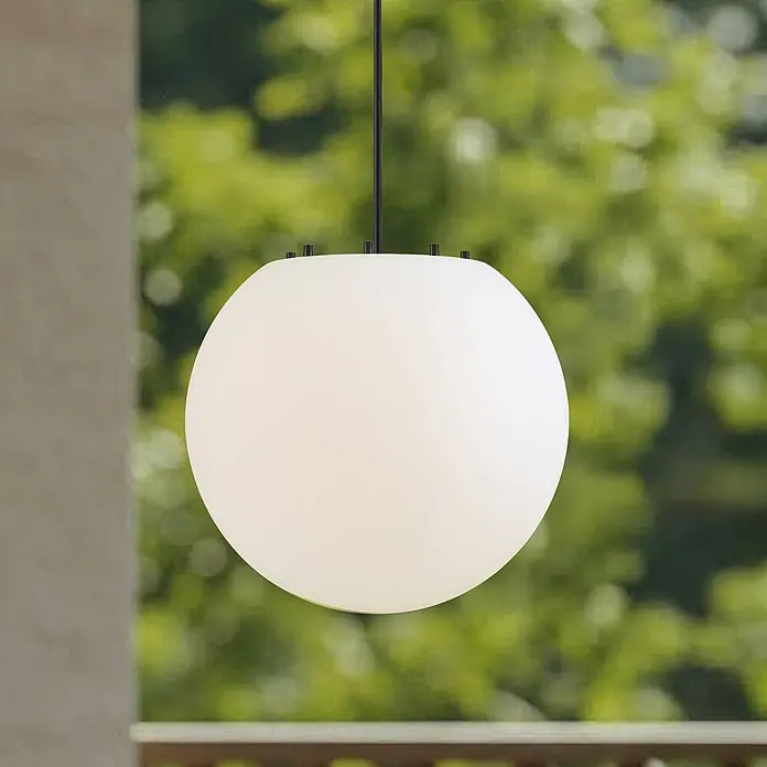Lindby Außenwand- & Deckenleuchte Alea - weiß / opal, IP44 - Weiße kugelförmige Pendelleuchte mit schwarzen Beschlägen, hängt im Freien.