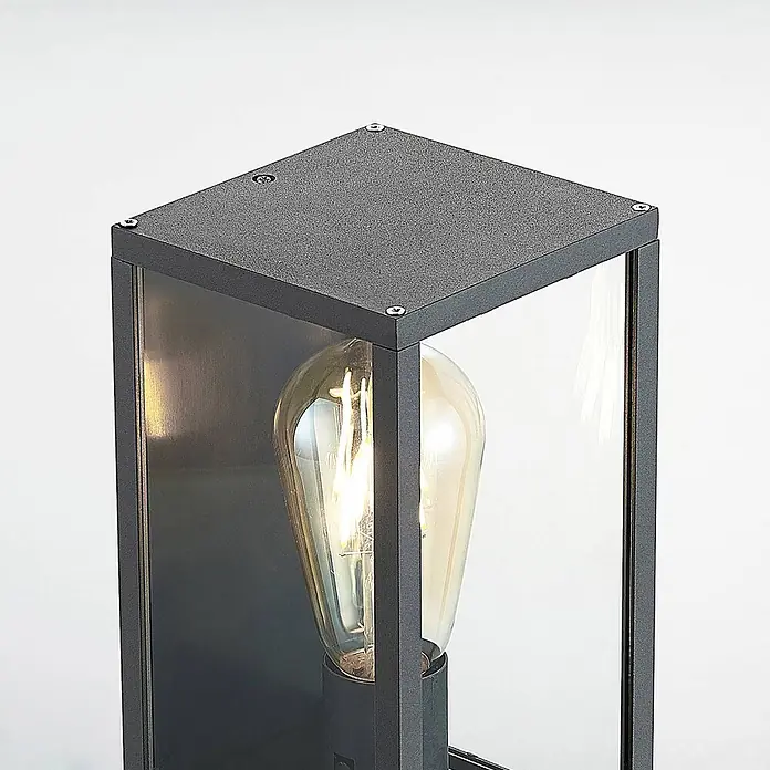 Lindby Außenwandleuchte Filimon - 12 x 12 x 22 cm, schwarz, schwarz, IP44 - Dunkelgraue Außenleuchte mit Klarglaspaneelen und einer Vintage-Glühbirne.
