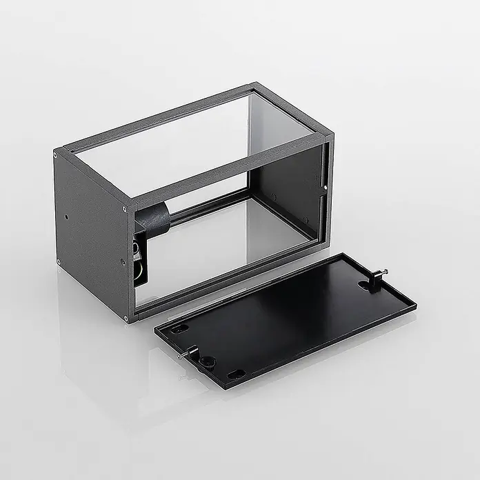Lindby Außenwandleuchte Filimon - 12 x 12 x 22 cm, schwarz, schwarz, IP44 - Dunkelgraue Metall-Außenwandleuchte, geöffnet, zeigt Glaspaneele, Innenverkabelung und separate schwarze Montageplatte.