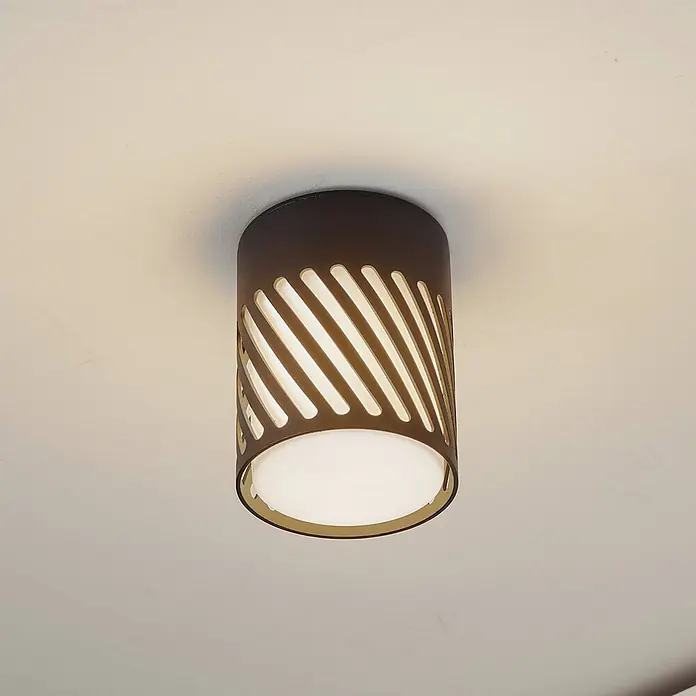 Lindby Außenwand- & Deckenleuchte Lurinda - schwarz, IP44 - Zylindrische dunkelbraune Deckenleuchte mit geschlitztem Schirm und weißem Diffusor.