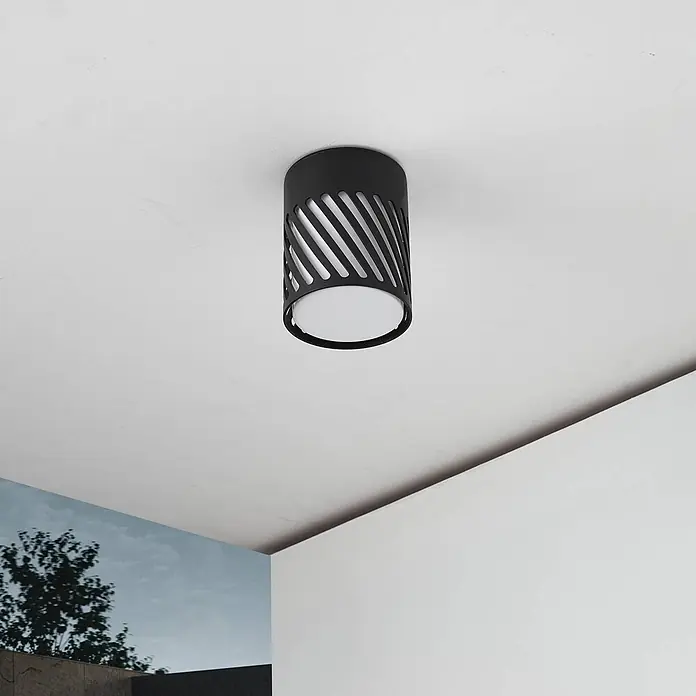 Lindby Außenwand- & Deckenleuchte Lurinda - schwarz, IP44 - Schwarze Deckenleuchte mit gemustertem Schirm.