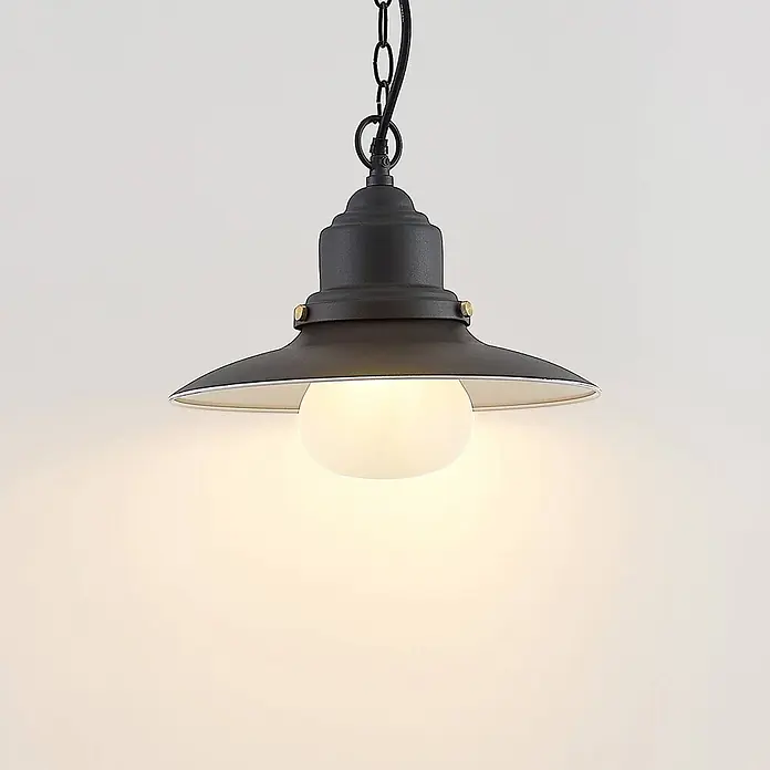 Lindby Außenwand- & Deckenleuchte Roisin - alu / grau / zink, alu / grau / zink, IP44 - Dunkle Metall-Pendelleuchte mit Messingakzenten und einer weißen Kugelbirne, strahlt warmes Licht aus.
