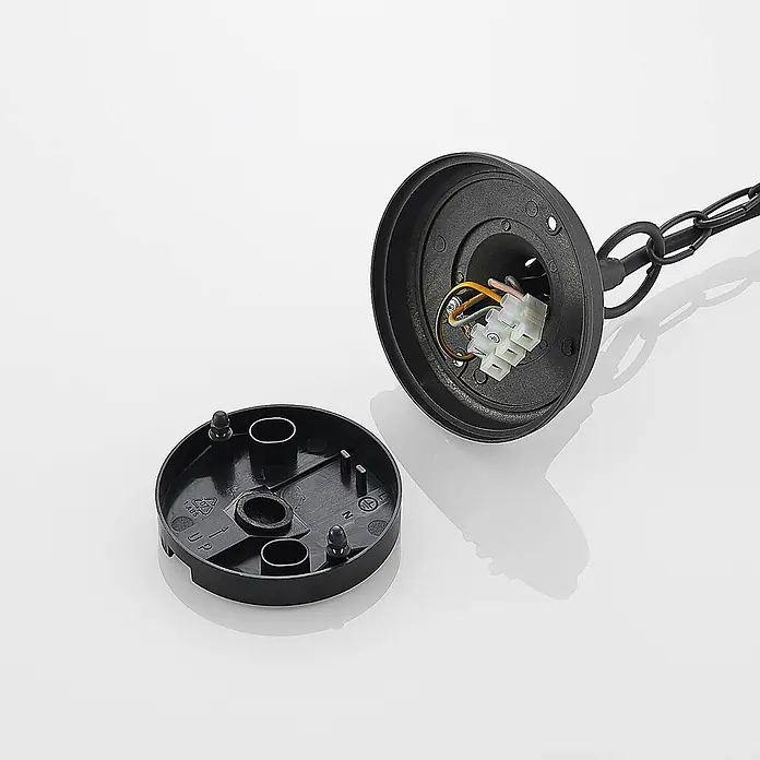 Lindby Außenwand- & Deckenleuchte Roisin - alu / grau / zink, alu / grau / zink, IP44 - Schwarze Deckenrosette für Leuchte, geöffnet mit sichtbarer Verdrahtungsklemme und Kette.