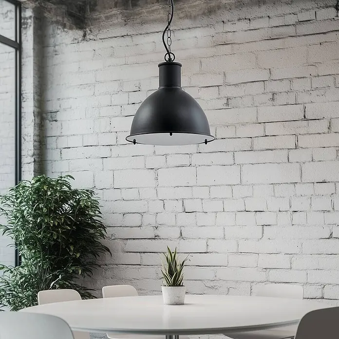 Lindby Außenwand- & Deckenleuchte Luciane - schwarz, IP44 - Schwarze Pendelleuchte aus Metall im Industriestil über einem weißen Tisch.