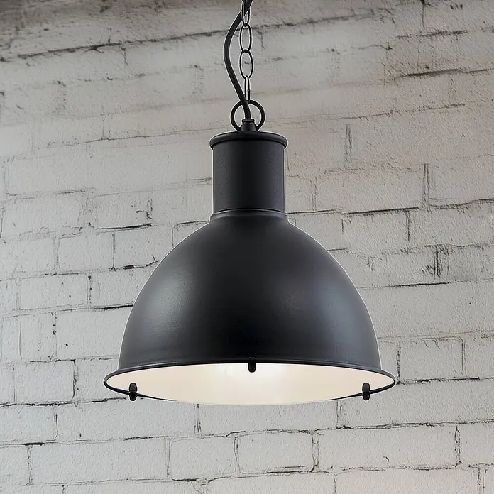 Lindby Außenwand- & Deckenleuchte Luciane - schwarz, IP44 - Mattschwarze Industrie-Pendelleuchte mit Kuppelschirm und weißer Innenseite.