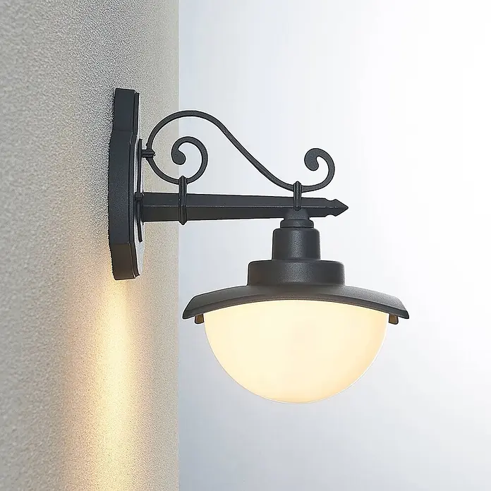 Lindby Außenwandleuchte Elinda - 26,5 x 20 x 28,8 cm, schwarz, schwarz, IP44 - Schwarze Metall-Außenwandleuchte mit dekorativem Schnörkelarm und milchweißer Kugel, die warmes Licht an die Wand abgibt.