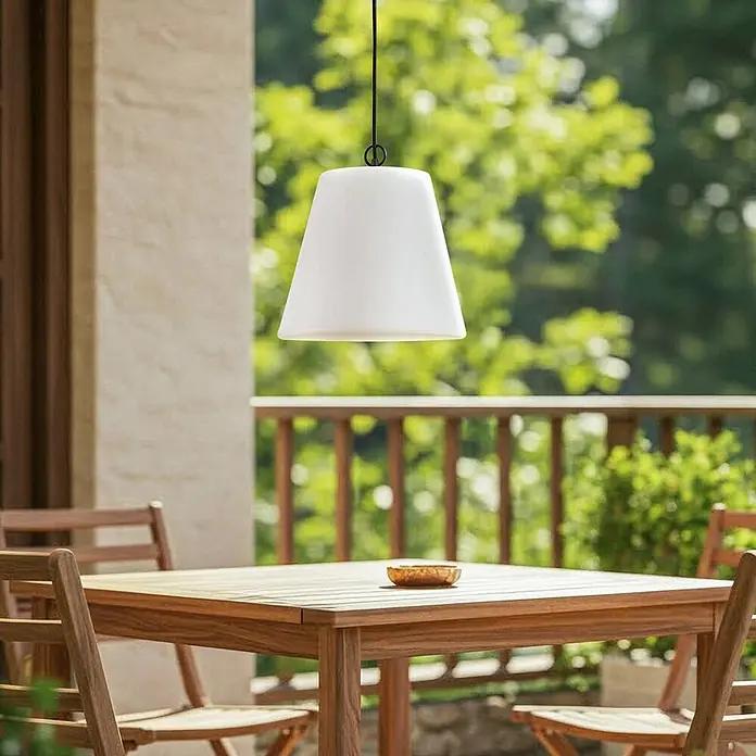 Lindby Außenwand- & Deckenleuchte Alaida - L x B x H: 35 x 35 x 30 cm, weiß / opal, IP65 - Weiße Pendelleuchte über einem Holztisch auf der Terrasse hängend.