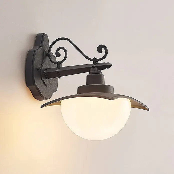Lindby Außenwandleuchte Elinda - 26,5 x 20 x 28,8 cm, schwarz, schwarz, IP44 - Schwarze Metall-Außenwandleuchte mit dekorativem Schnörkelarm, einem weißen Kugeldiffusor und Metallschirm.