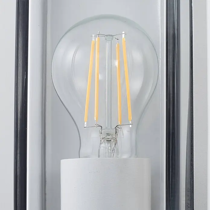 Arcchio Außenwandleuchte Ismera - weiß / opal, weiß / opal, IP65 - Klare LED-Glühbirne mit vier gelben Filamenten, in weißer Fassung innerhalb einer transparenten Leuchte.