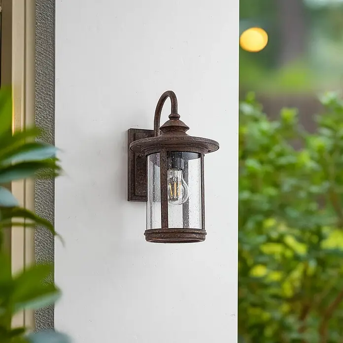 Lindby Außenwandleuchte Zayn - braun / rost, braun / rost, IP23 - Rustikale bronzefarbene Außenwandleuchte mit Blasenglas und LED-Lampe.