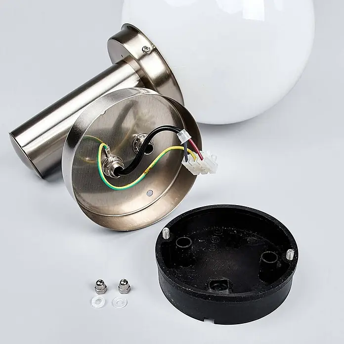 Lindby Außenwandleuchte Nada - 23 x 20 x 33,5 cm, alu / grau / zink, IP44 - Zerlegte Wandleuchte mit gebürstetem Metallarm, weißer Glaskugel, interner Verkabelung und schwarzer Montageplatte mit Zubehör.
