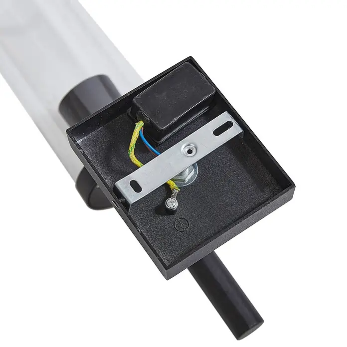 Lucande Außenwandleuchte Zanta - schwarz, klar / transparent, IP54 - Schwarze Leuchtenbasis mit Innenverkabelung, Montagehalterung und Erdanschluss. Klares Gehäuse sichtbar.