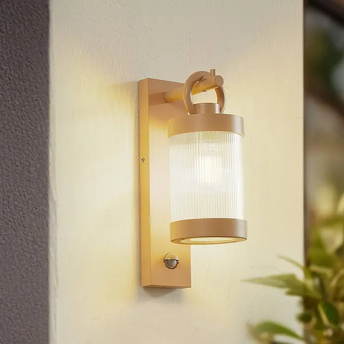 Lindby Außenwandleuchte Yrene - 18,8 x 12,6 x 35 cm, creme / amber, creme / amber, IP44 - Beige Außenwandleuchte mit geripptem Glasdiffusor und integriertem Bewegungssensor.