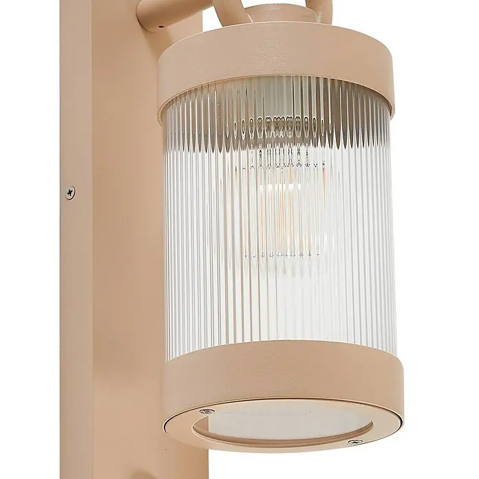 Lindby Außenwandleuchte Yrene - 18,8 x 12,6 x 35 cm, creme / amber, creme / amber, IP44 - Beige Außenwandleuchte mit geripptem Klarglas-Zylinderschirm, zeigt eine Filamentbirne.
