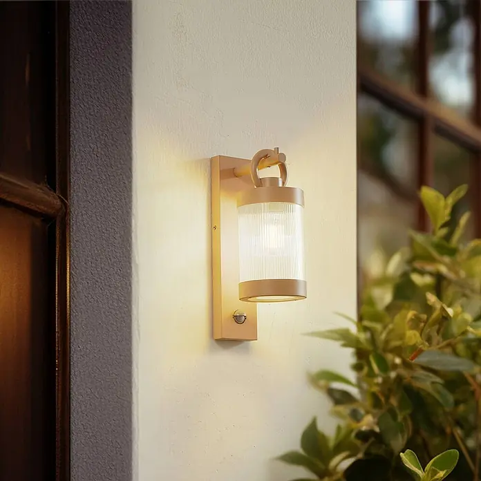 Lindby Außenwandleuchte Yrene - 18,8 x 12,6 x 35 cm, creme / amber, creme / amber, IP44 - Beige Außenwandleuchte mit geripptem Glas und Bewegungssensor, spendet warmes Licht an einer Außenwand.