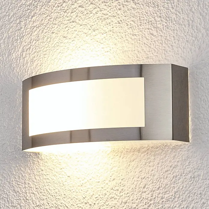 Lindby Außenwandleuchte Raja - alu / grau / zink, IP44 - Geschwungene Wandleuchte aus gebürstetem Metall mit rechteckigem weißen Diffusor, spendet warmes Licht nach oben und unten an strukturierter Wand.