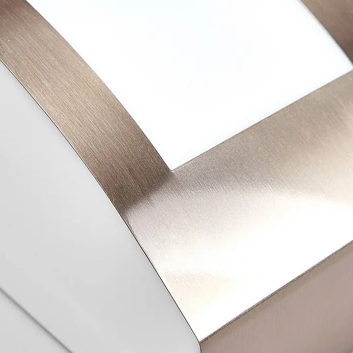 Lindby Außenwandleuchte Raja - alu / grau / zink, IP44 - Moderne Leuchtenecke mit gebürstetem Metallrahmen um ein weißes beleuchtetes Paneel.