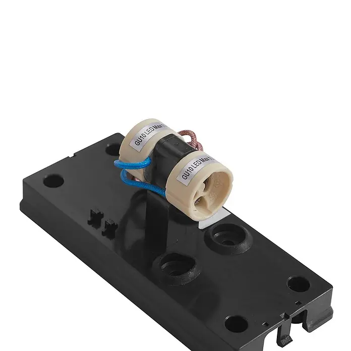 Prios Außenwandleuchte Irfan - schwarz, IP44 - Schwarze Basis mit beigem Keramik-GU10-LED-Lampenfassung, verbunden durch blaue und braune Kabel.