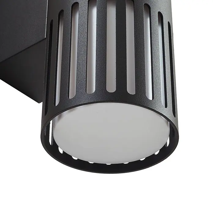 Lindby Außenwandleuchte Lurinda - schwarz, schwarz, IP44 - Schwarze zylindrische Außenwandleuchte mit vertikalem Lamellendesign und einem mattweißen Diffusor.