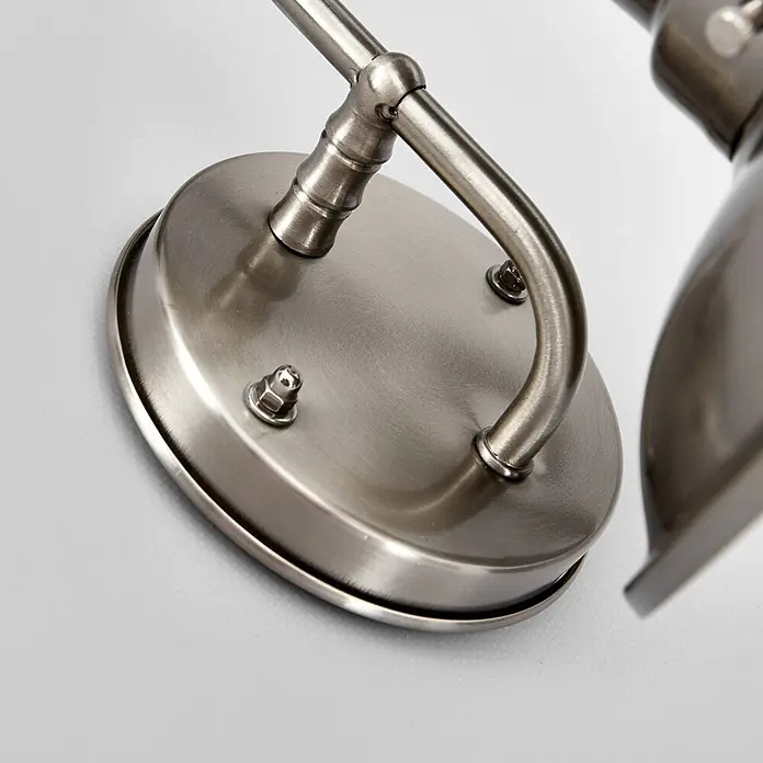 Lindby Außenwandleuchte Gwendolyn - alu / grau / zink, klar / transparent, IP44 - Nahaufnahme einer gebürsteten Nickel-Leuchtenbasis mit Gelenkarm und Montageschrauben.