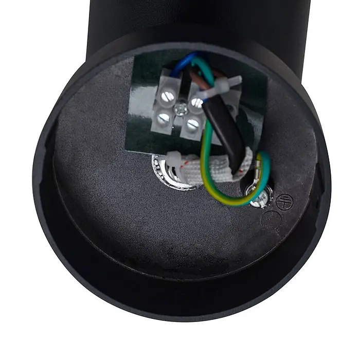 Lindby Außenwandleuchte Heulo - schwarz, schwarz, IP44 - Innenansicht einer schwarzen Elektroarmatur mit Anschlussklemme für blaue, braune und grün-gelbe Kabel sowie einer Erdungsschraube.