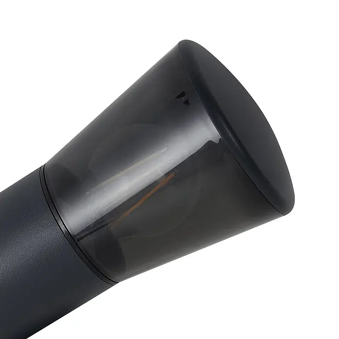 Lindby Außenwandleuchte Heulo - schwarz, schwarz, IP44 - Dunkelgraue Wegeleuchte mit rauchfarbenem, konischem Diffusor, der eine interne LED-Filamentlampe für Außenbeleuchtung zeigt.