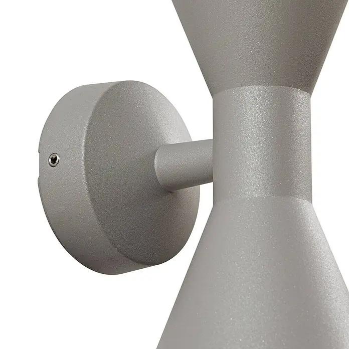 Lucande Außenwandleuchte Xalor - alu / grau / zink, IP65 - Graue, texturierte Außenwandleuchte mit konischen Ober- und Unterlichtaustritten, auf rundem Sockel montiert.