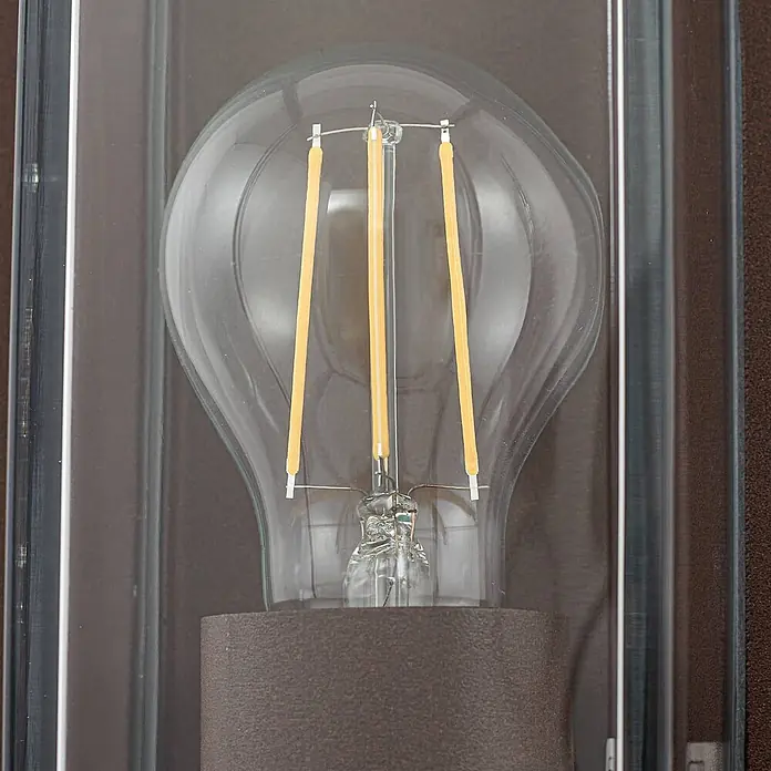 Arcchio Außenwandleuchte Ismera - braun / rost, braun / rost, IP65 - Klare LED-Glühbirne mit sichtbaren gelben Filamenten, eingesetzt in einer dunkelbraunen Leuchte.