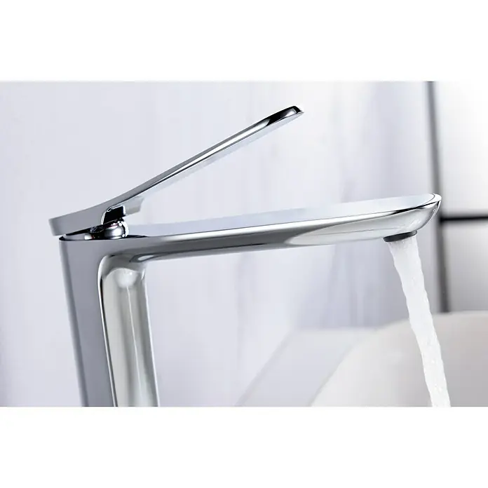 Imex Dinamarca Grifo de lavabo alto - Cromo - Primer plano de un moderno grifo cromado con agua corriente, que muestra un diseño elegante y contemporáneo.