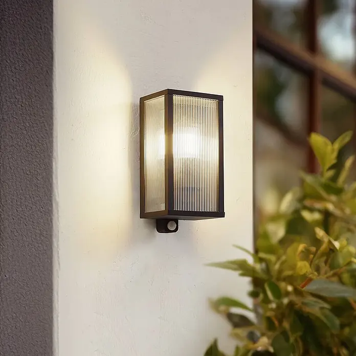 Lindby Außenwandleuchte Peldar - 13,5 x 14 x 29 cm, schwarz, IP44 - Dunkle Outdoor-Wandleuchte mit geripptem Glas und Bewegungssensor.