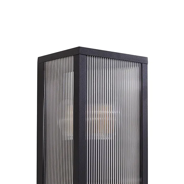 Lindby Außenwandleuchte Peldar - 13,5 x 14 x 29 cm, schwarz, IP44 - Schwarze Außenleuchte mit vertikal geriffelten transparenten Paneelen.