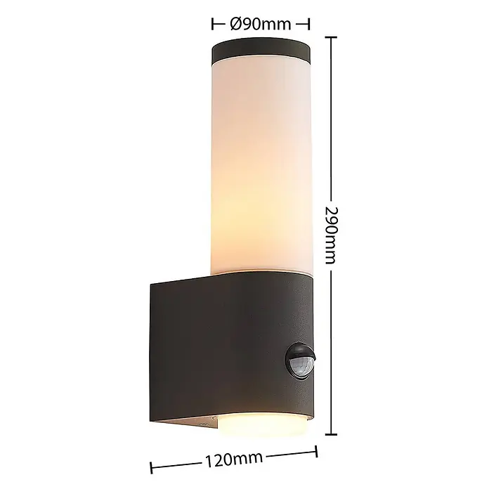 Lindby Außenwandleuchte Okari - schwarz, IP54 - Dunkelgraue Außenwandleuchte mit zylindrischem, opalem Diffusor, warmem Licht und integriertem Bewegungsmelder.