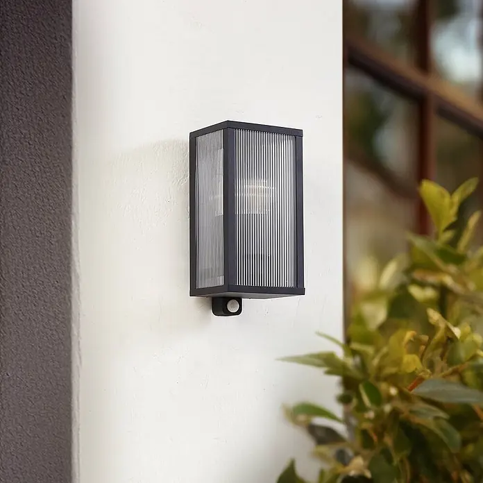 Lindby Außenwandleuchte Peldar - 13,5 x 14 x 29 cm, schwarz, IP44 - Moderne schwarze rechteckige Außenwandleuchte mit Riffelglas und Bewegungssensor.