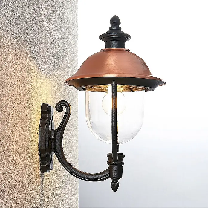 Lindby Außenwandleuchte Clint - 30 x 24,9 x 43,5 cm, kupfer, IP44 - Klassische Außenwandleuchte mit kupferfarbenem Schirm, schwarzem Metallrahmen und klarer Glaskugel.