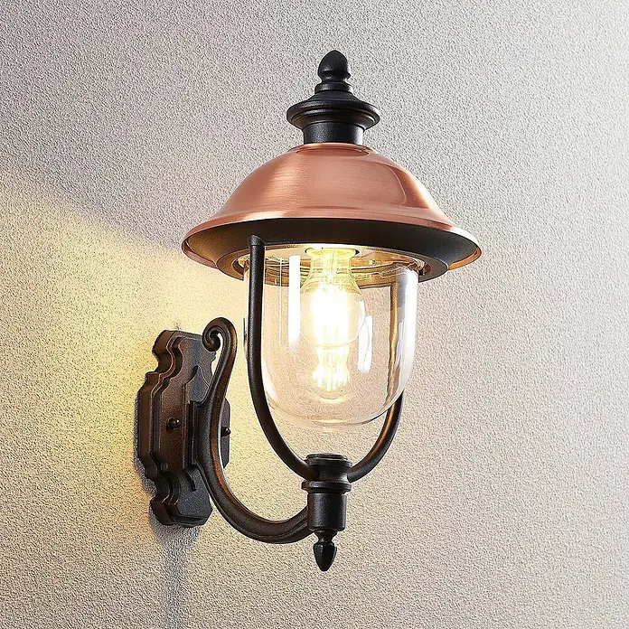 Lindby Außenwandleuchte Clint - 30 x 24,9 x 43,5 cm, kupfer, IP44 - Außenwandleuchte mit Kupferschirm, klarem Glas und dunklem Metallrahmen, beleuchtet.