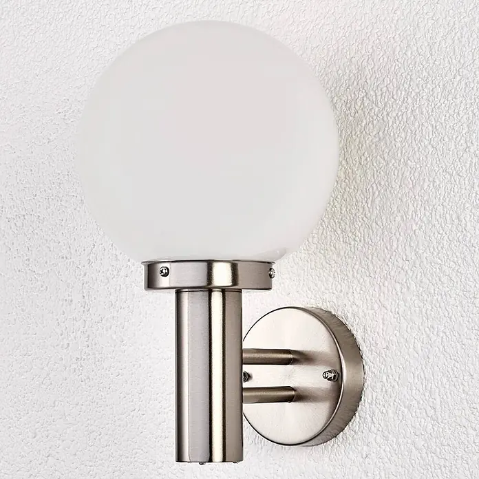 Lindby Außenwandleuchte Nada - alu / grau / zink, IP44 - Wandleuchte aus gebürstetem Metall mit weißem Kugelglasdiffusor.