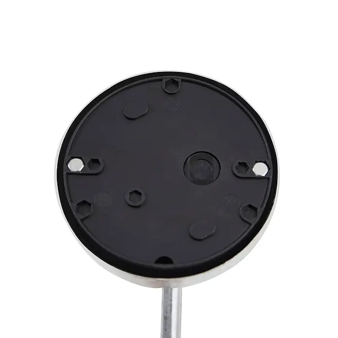 Lindby Außenwandleuchte Naleta - alu / grau / zink, IP44 - Runde schwarze Kunststoffbasis mit zwei silbernen Magneten und sechseckigen Vertiefungen, an einer Metallstange befestigt.